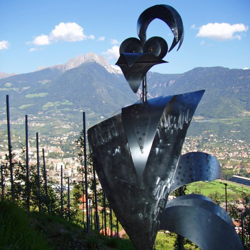 Skulptur am Höhenweg mit Blick auf Meran